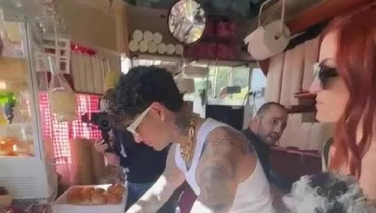 Tony Effe e lo street food a Sanremo: il rapper inaugura "Damme da magnà" con lo chef Ruben