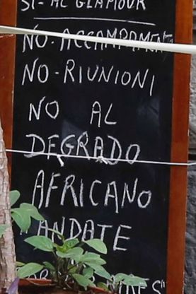 Milano, il cartello del ristoratore: 'No al degrado africano'