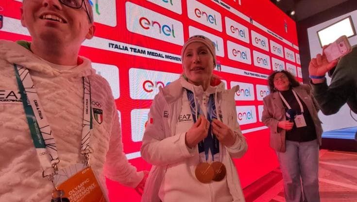 Olimpiadi, Lollobrigida assiste all'argento di Fontana: l'esultanza della campionessa