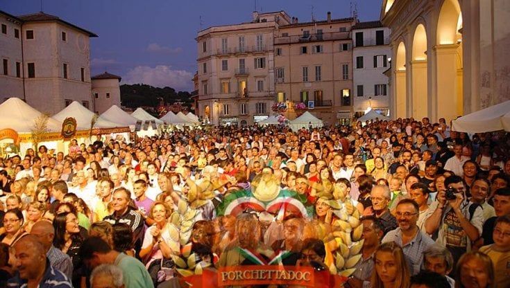 Fa pipì in un giardino e il proprietario lo accoltella: "Questo non è un bagno pubblico"