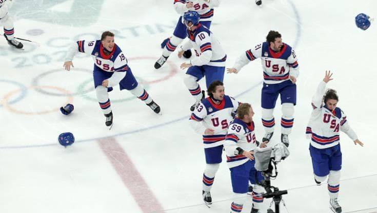Usa oro nell’hockey su ghiaccio dopo 46 anni: Canada battuto 2-1 all’overtime. Trump: “Che partita”