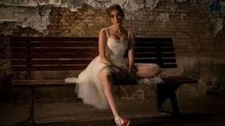 Pilar Fogliati: “Siamo romantici e precari, per la mia generazione nulla è per sempre”