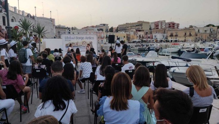 Bonus cultura, rush finale per i 500 euro ai diciottenni. L'autunno degli sconti del governo