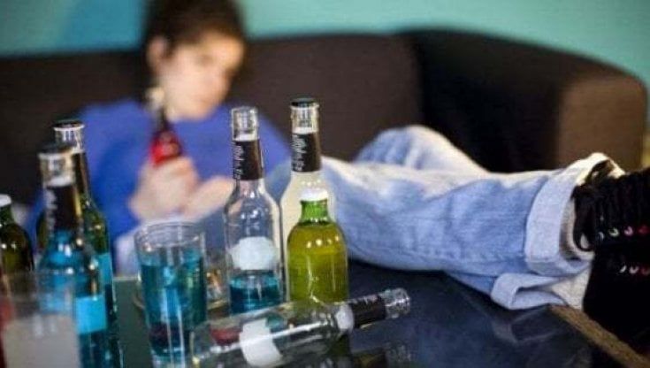 Undicenne in coma etilico, al 39% dei minori non è mai stato rifiutato l’alcol, un malcostume che continua a fare vittime