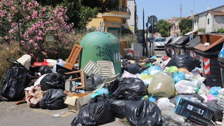 Sos rifiuti a Roma, altre 300 tonnellate senza sbocco. E sull'emergenza interviene il prefetto