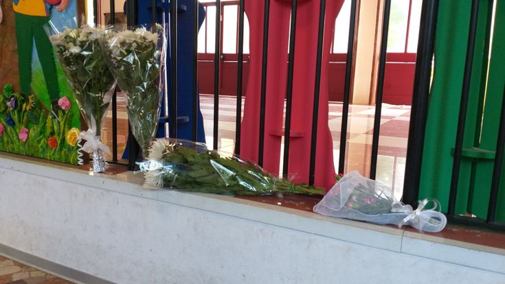 Quelle rose sul banco vuoto del piccolo Leo