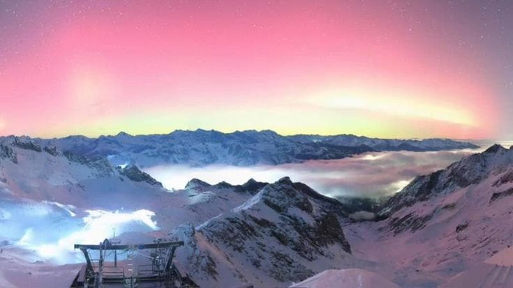 Giallo, rosa tenue e rosso acceso: il cielo notturno dà spettacolo sopra il ghiacciaio Presena