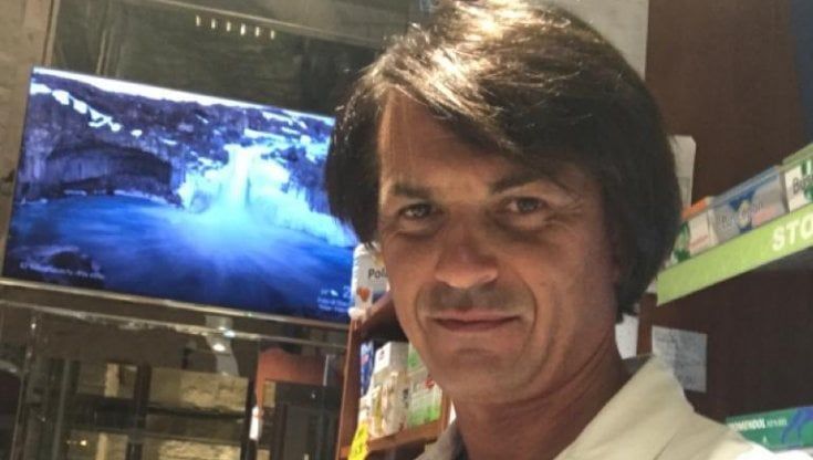 Farmacista si accorge che il cliente ha un infarto: l'ambulanza arriva 46 minuti dopo. L'uomo sta bene