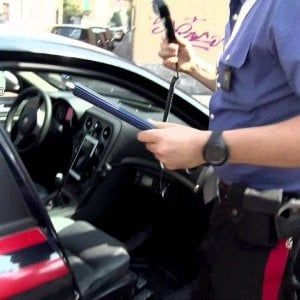 Brindisi, sorpreso mentre smonta i pezzi dell'auto appena rubata: 48enne arrestato