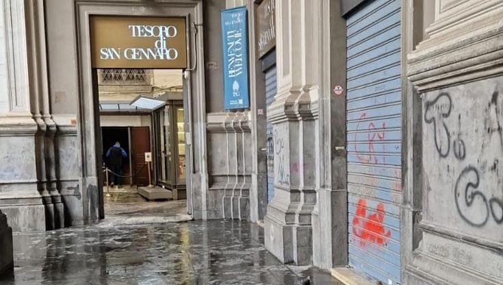 Duomo e porticati, via cartoni e rifiuti dalla strada dei musei