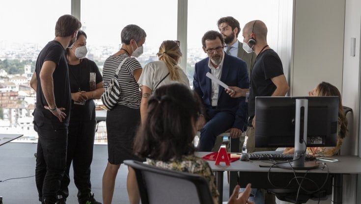 Lanzoni l'Imbruttito manager in crisi che emigra in Sardegna per fare business in infradito