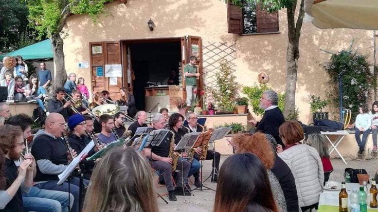 La grande banda Cecafumo che fa suonare grandi e piccini