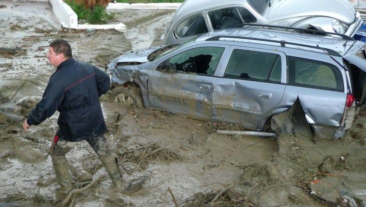 Ischia, Casamicciola: morta una donna, si scava nella lava di fango per trovare i dispersi 