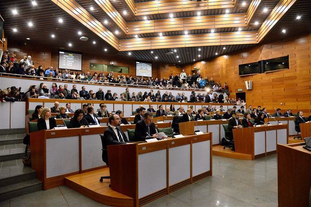 Regione, legislatura al via fra nuovi volti e proteste