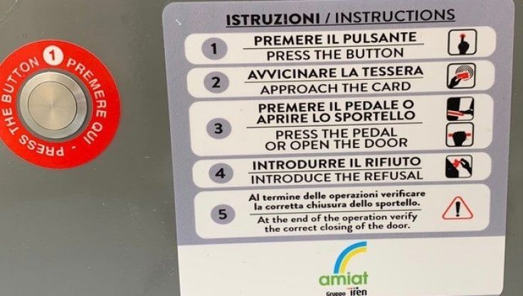 Torino, "Introduce the refusal": sul cassonetto hi-tech l'inglese è maccheronico. Amiat: "Chiediamo scusa, le sostituiremo"