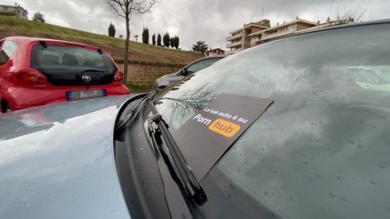 Roma, il parcheggio selvaggio diventa 'porno': la provocazione degli studenti creativi