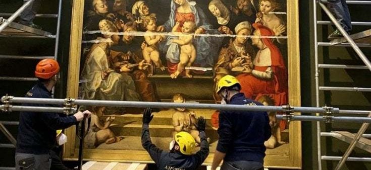 Gigantesca e fragile; la pala inamovibile nel suo box su misura  