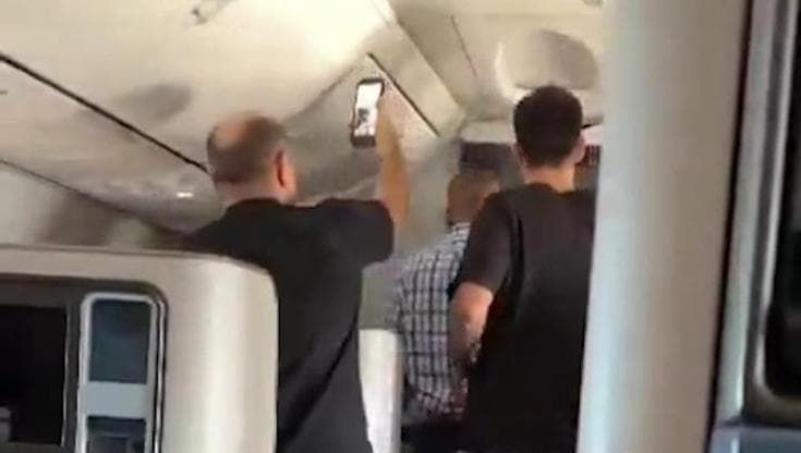FlyDubai: il momento in cui i passeggeri israeliani fanno irruzione nella cabina dei piloti