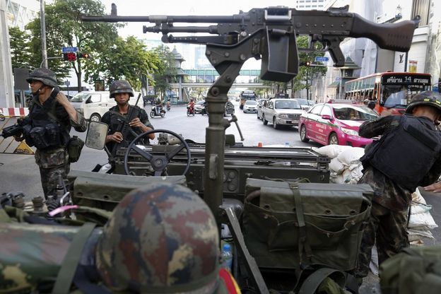 Legge marziale in Thailandia, soldati per le strade di Bangkok