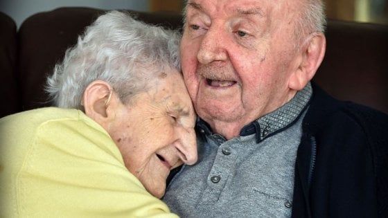 "Non si smette mai di essere mamma": a 98 anni va in casa di cura per assistere il figlio 80enne 