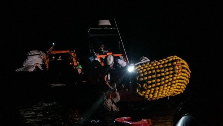 Migranti, Mattarella firma il decreto sulle ong. Ma la Geo Barents, in rotta verso Taranto, pronta a un altro soccorso 