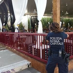 Blitz dei vigili al "Gasometro", sequestrati stand e servizi igienici