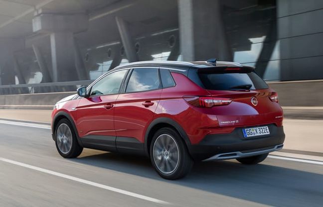 Opel Grandland X Hybrid4 AWD, ora anche in Italia