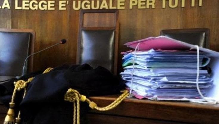 Massa, professore denunciato dalle studentesse a processo per violenza sessuale