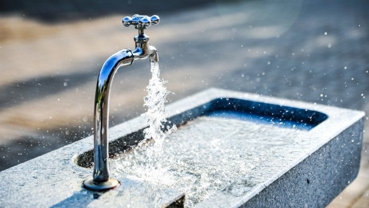 Consumiamo ancora troppa plastica: colpa dell'acqua in bottiglia