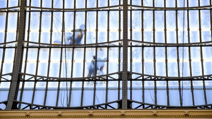 Galleria Umberto 2023: i lavoratori acrobati restaurano la cupola di vetro