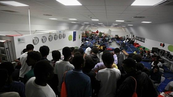 Profughi, a Milano torna l'emergenza: nei centri è tutto esaurito, si cercano nuovi letti