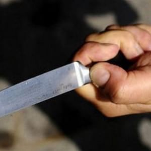 Un pensionato colpisce la moglie con un coltello da cucina