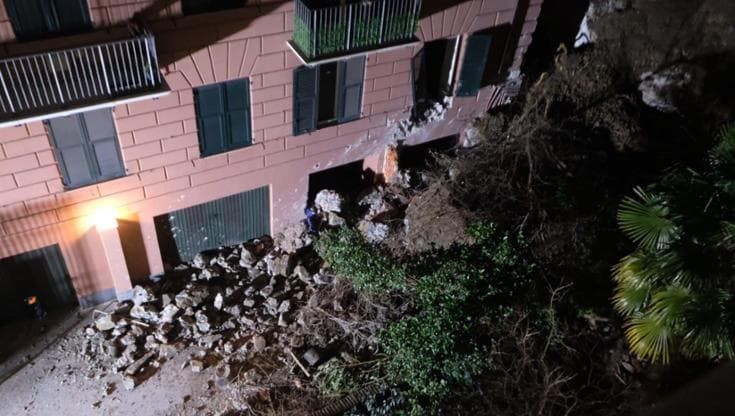 Castelletto, un boato e cede il terrazzamento dell’ex rifugio antiaereo: alloggi evacuati