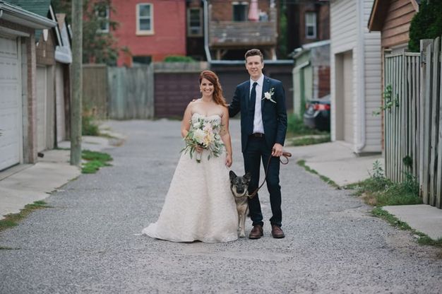 Toronto, Meagan e James si sposano: la cagnolina è la damigella d’onore