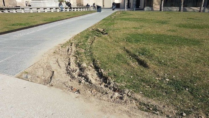 I furgoni rovinano il prato di piazza della Pace: cambiano i posteggi nei giorni di mercato 