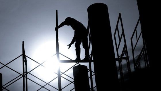 Napoli, scoperti 16 lavoratori in nero: multe e denunce per otto imprenditori 