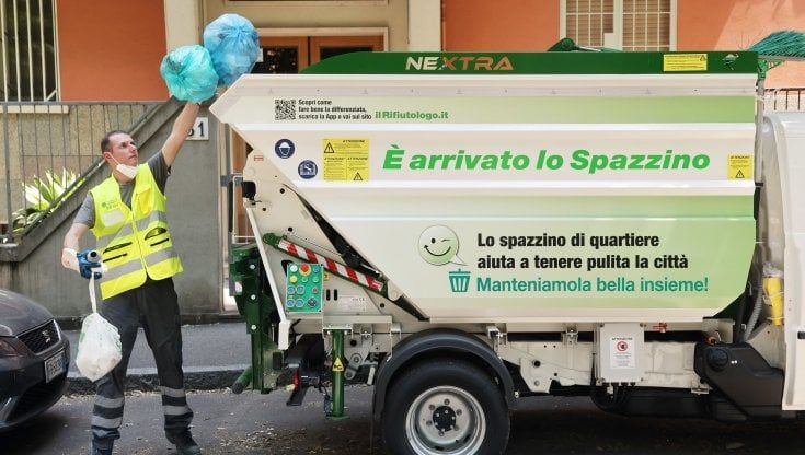 Basta con netturbino e operatore ecologico, a Bologna si può ridire "spazzino"