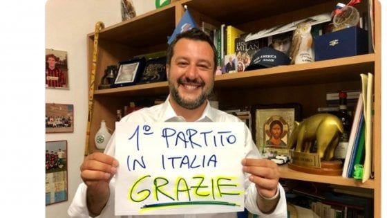 Elezioni europee, la foto di Salvini che esulta sui social: dal tapiro al poster del Milan nulla è lasciato al caso