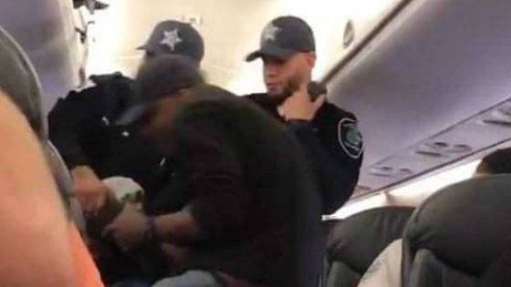 Overbooking United Airlines: polizia licenzia agenti che trascinarono passeggero