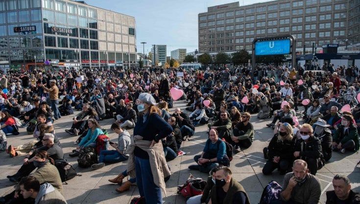 Germania, cresce la rabbia contro le restrizioni anti-Covid: scontri e arresti nel centro di Berlino
