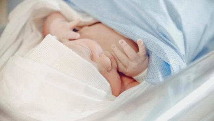 Neonato positivo alla cocaina a Lecce, esce dall’ospedale dopo un mese ma non vivrà con i genitori