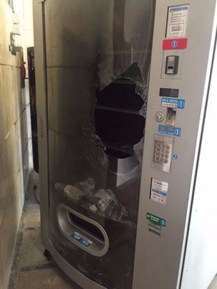 Raid negli uffici dell'Asp, distrutto il distributore di bibite