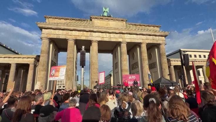 La protesta a Berlino dopo la vittoria di Afd: "Insieme contro il fascismo"