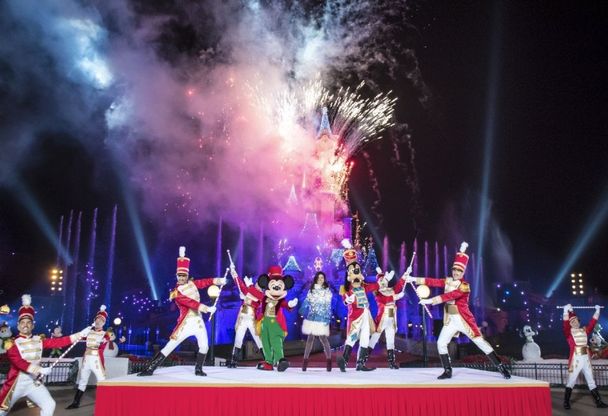 Laura Pausini, lo show a Disneyland Paris, tra Minnie e Topolino