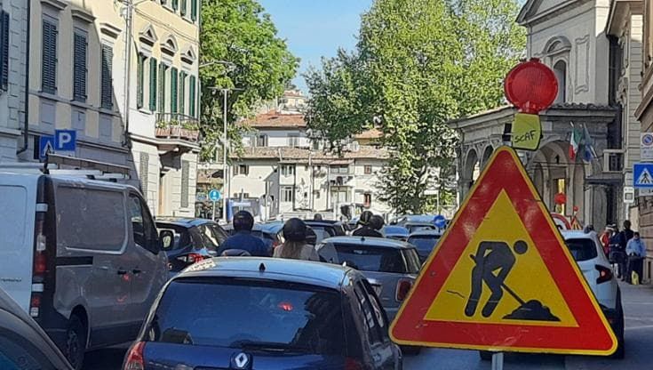 Caos in via Masaccio per una perdita di acqua. Bus in ritardo o cancellati