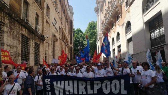 Whirlpool Napoli, Di Maio: "L'azienda ha avuto 27 milioni di fondi pubblici. Non si prende per il c....lo Stato" 