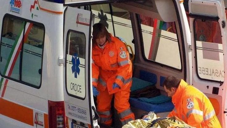 Mistero sull’A21: scende dall’auto in autostrada, muore travolto da un camion
