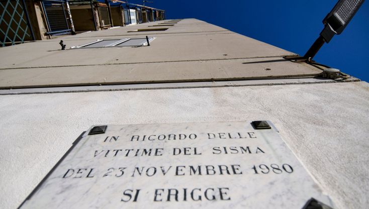 40 anni dal sisma, solo un prete celebra i morti di via Stadera a Napoli