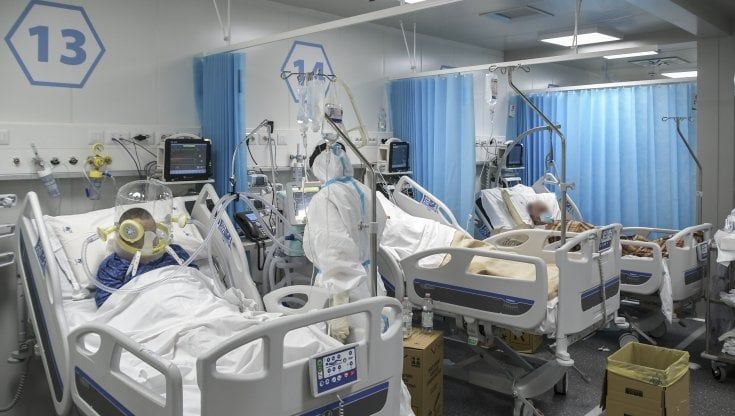 Coronavirus, i ricoverati in terapia scendono sotto quota 300. Cala anche il rapporto tamponi-contagiati