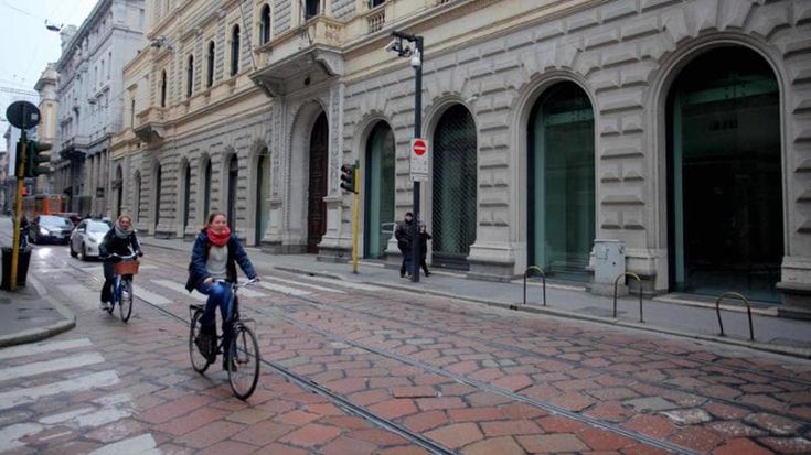 Asfalto rosso al posto del pavé: a Milano nuovo look per dieci strade
